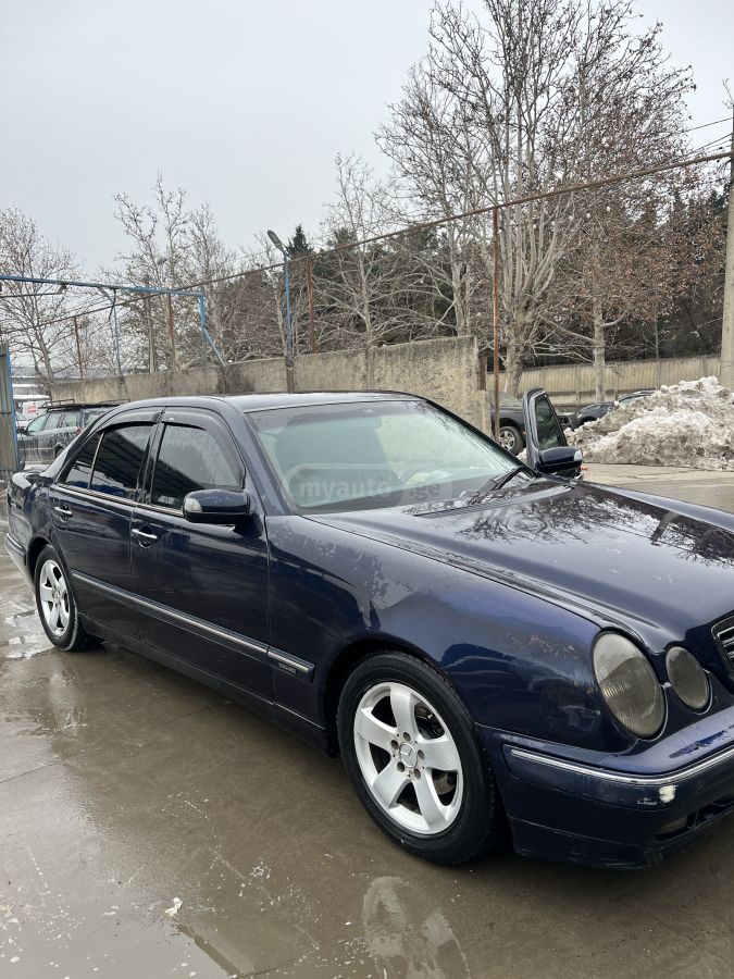Mercedes-Benz 210 2001 — photo 2