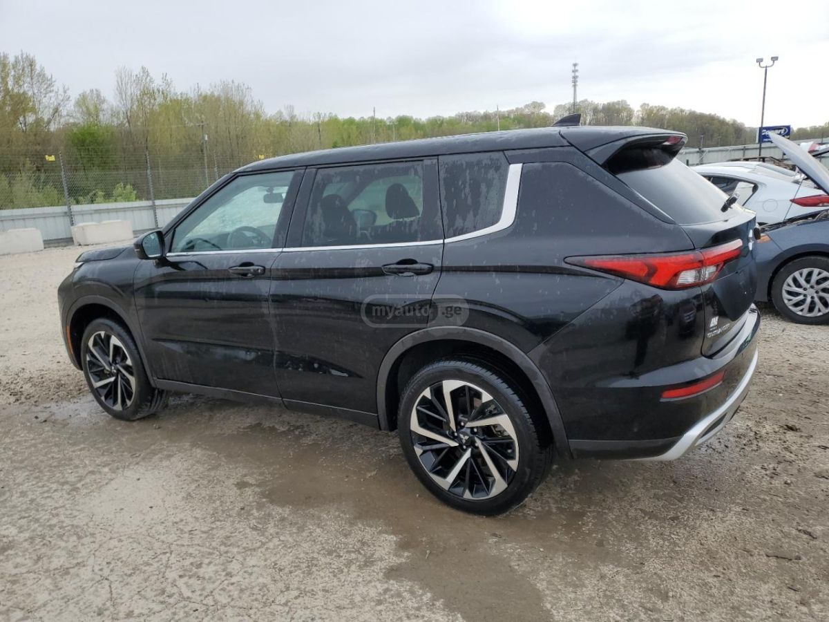 Mitsubishi Outlander 2022 — photo 2