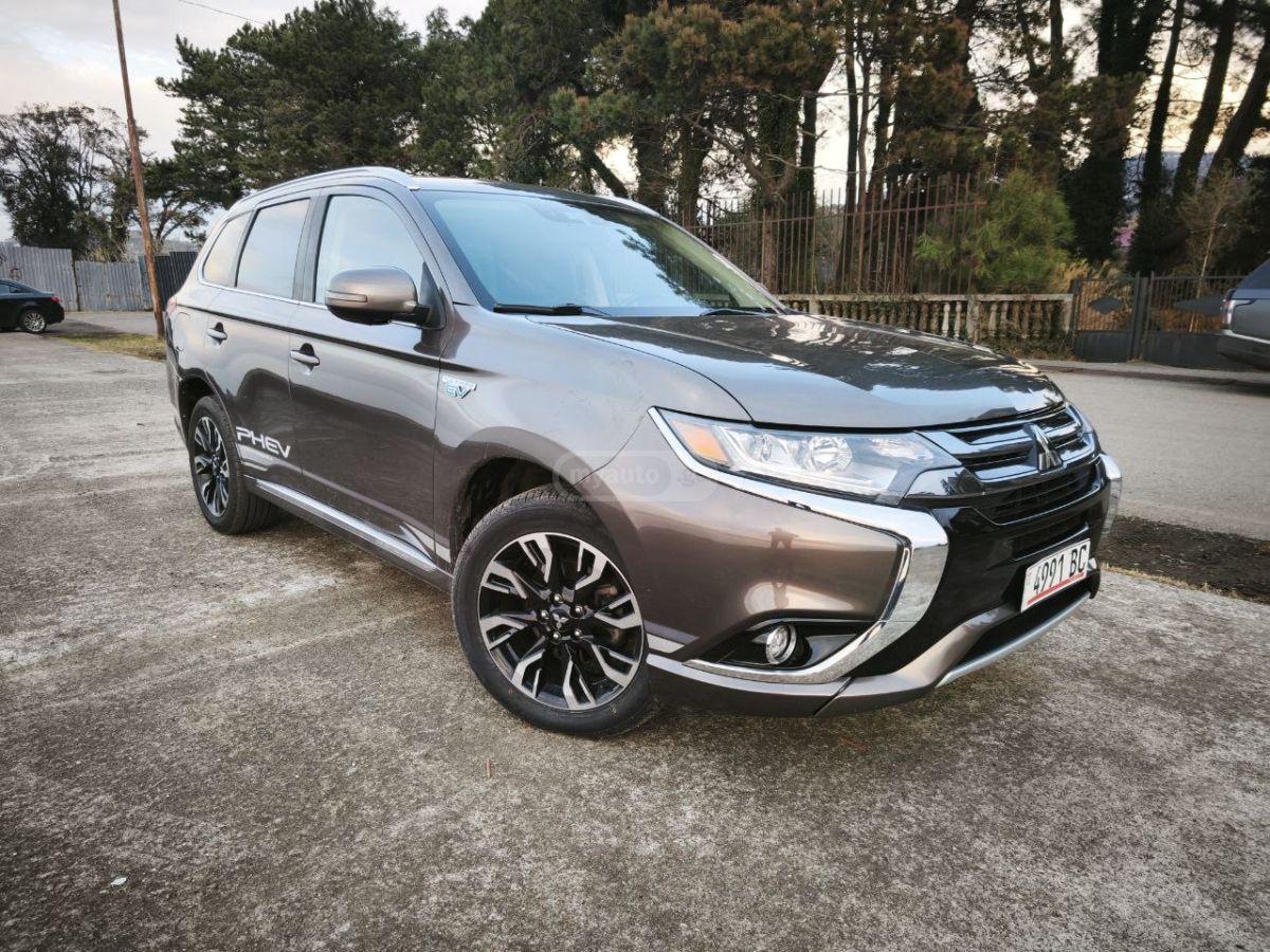 Mitsubishi Outlander 2018 — photo 2