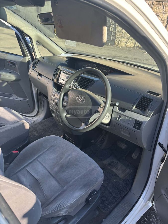 Toyota Voxy 2004 — photo 2