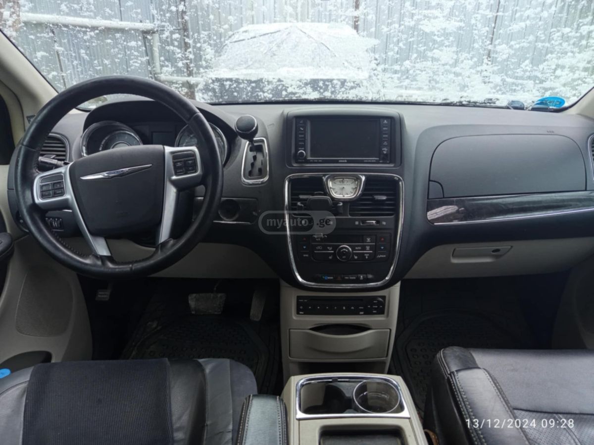 Chrysler Town and Country 2011 — photo 2