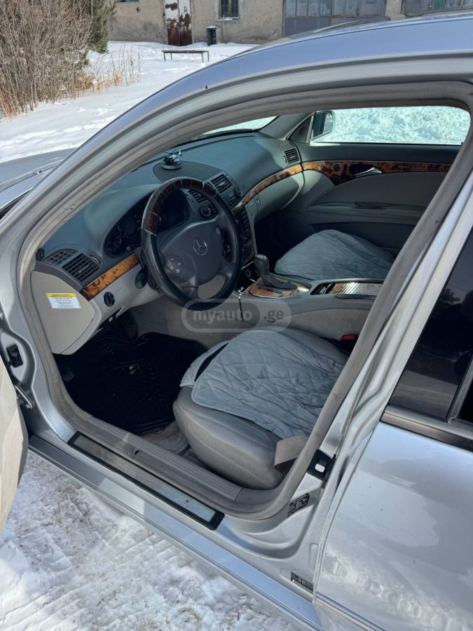 Mercedes-Benz E 320 2004 — photo 2