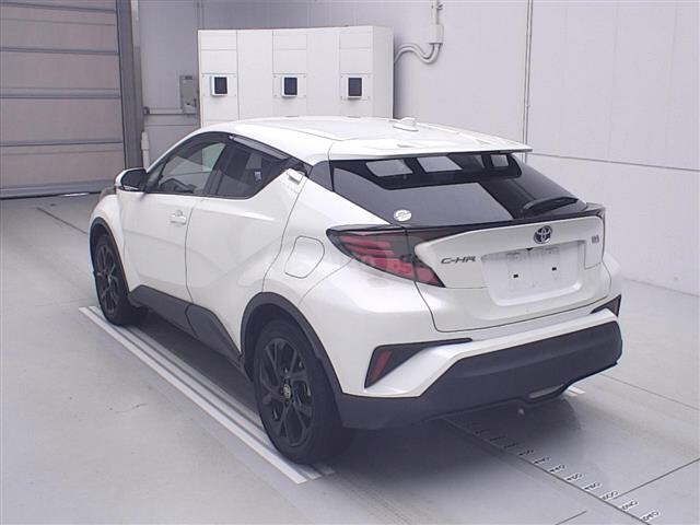 Toyota C-HR 2021 — photo 2
