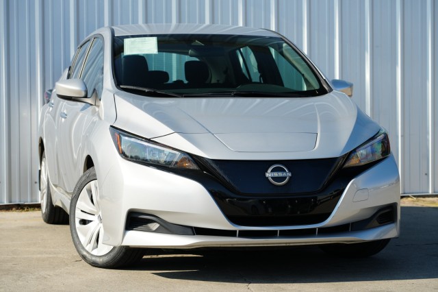 Nissan Leaf 2023 — photo 2