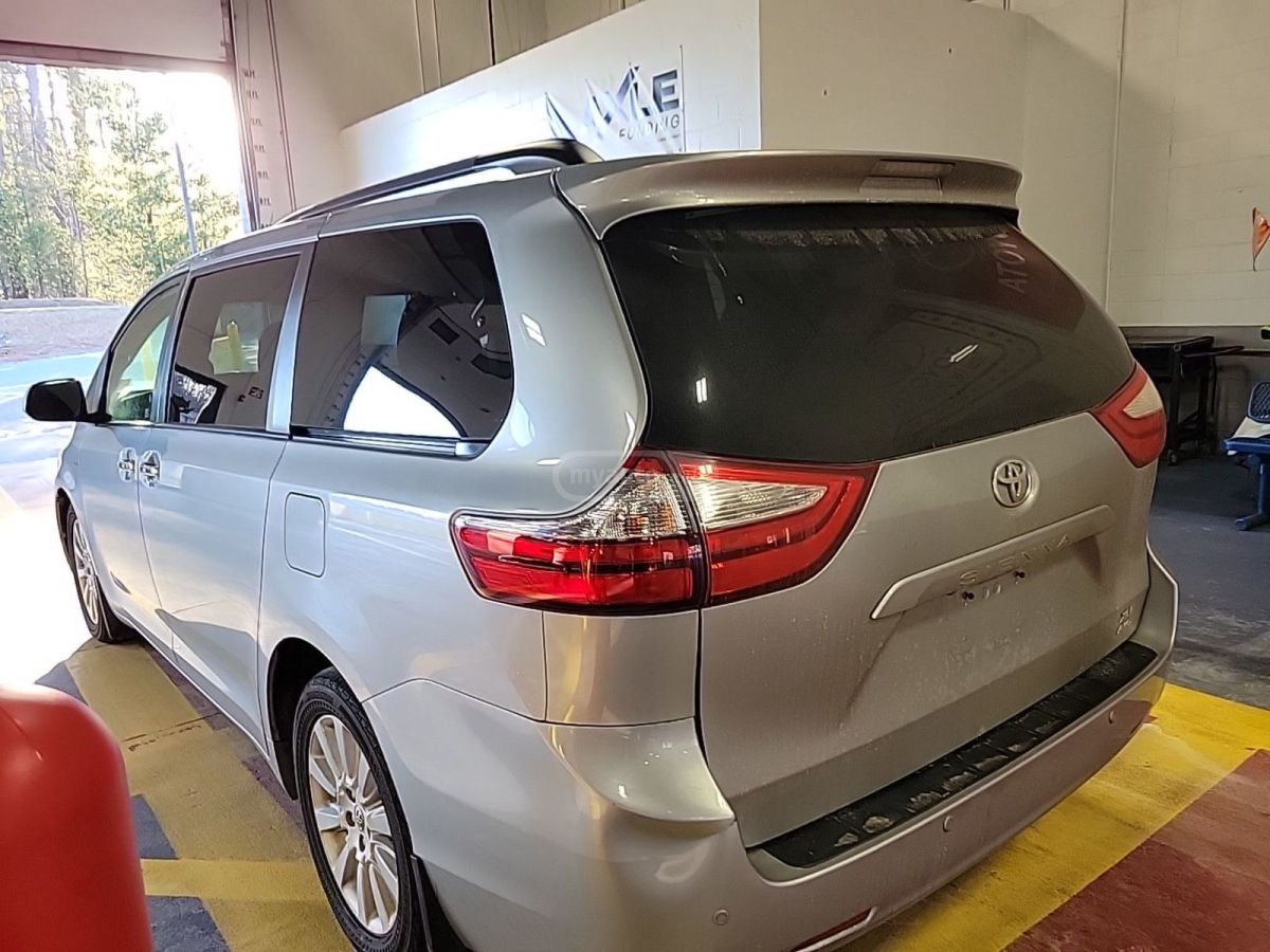 Toyota Sienna 2016 — photo 2