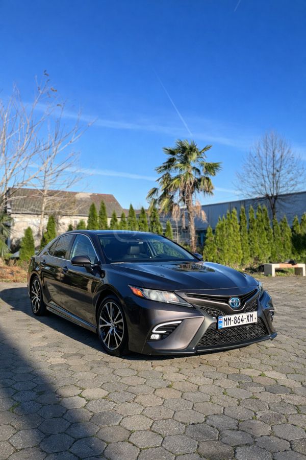 Toyota Camry 2018 — photo 2