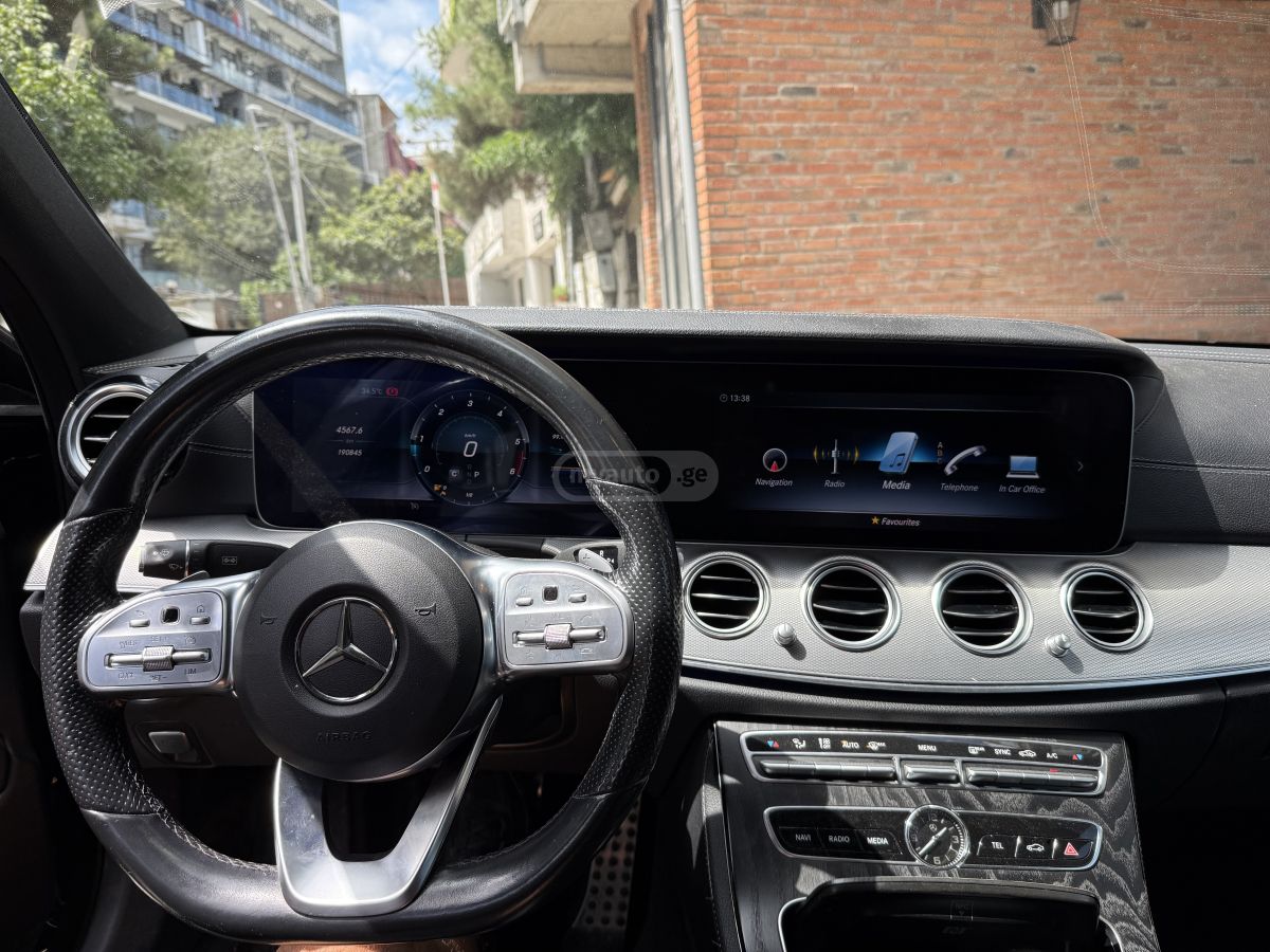 Mercedes-Benz E 200 2019 — photo 2