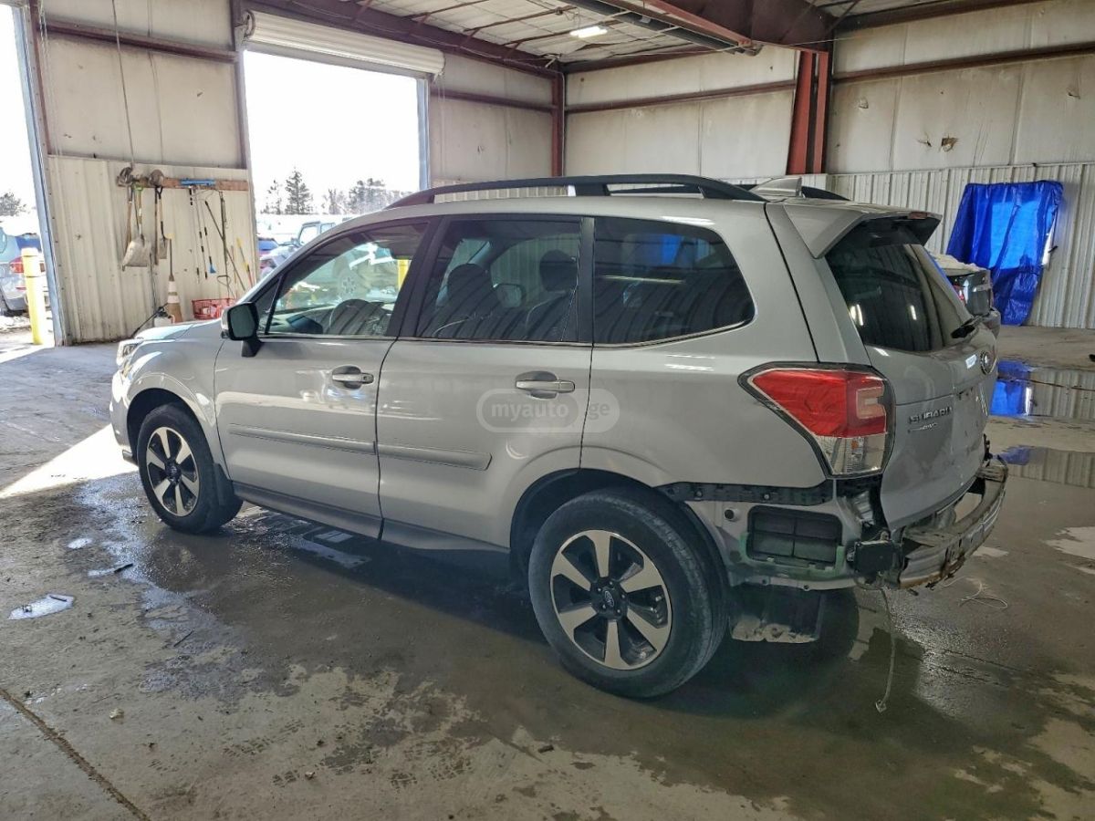 Subaru Forester 2018 — photo 2