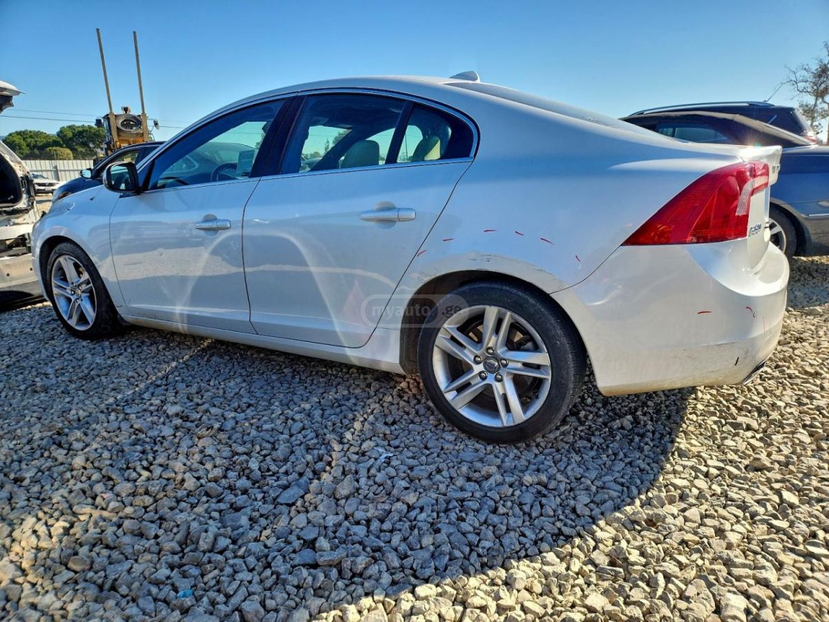 Volvo S60 2015 — photo 2