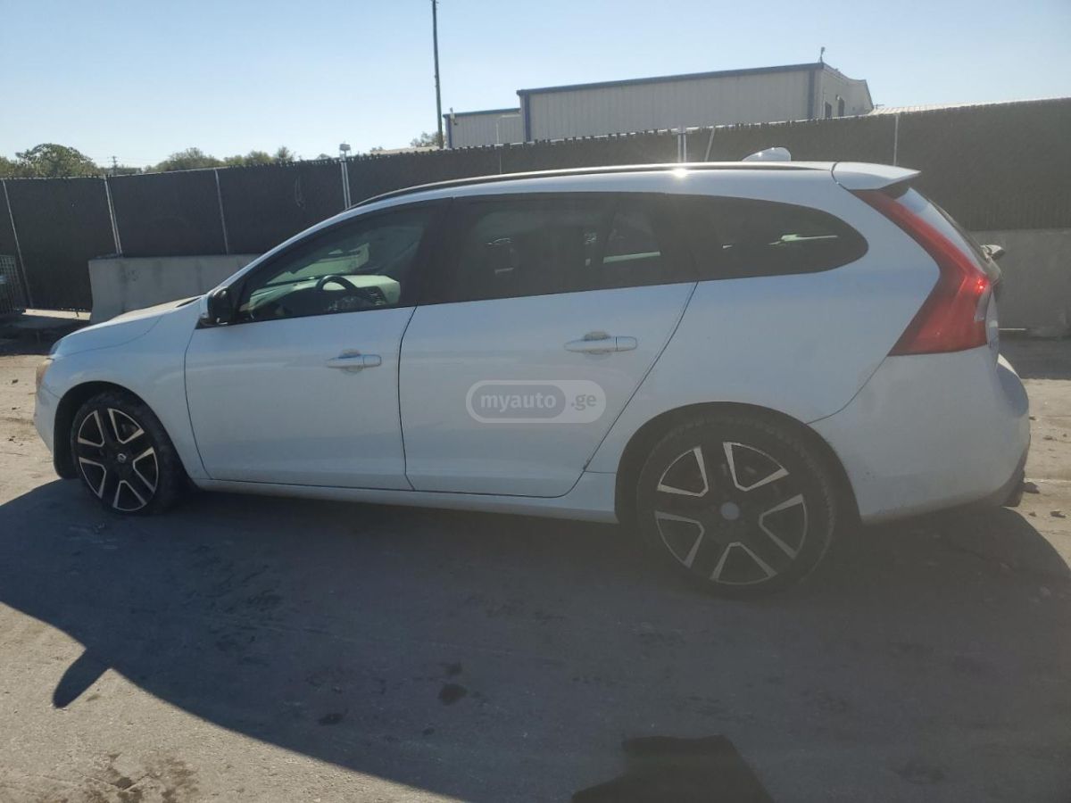 Volvo V60 2018 — photo 2