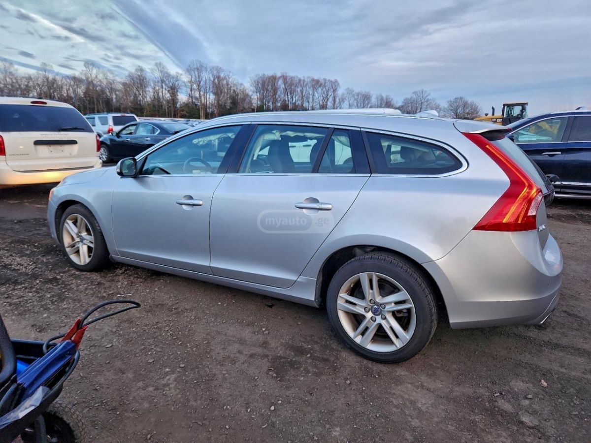 Volvo V60 2015 — photo 2