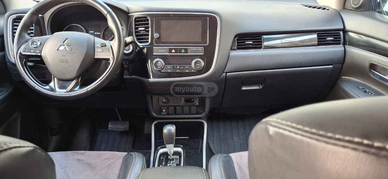 Mitsubishi Outlander 2018 — photo 2