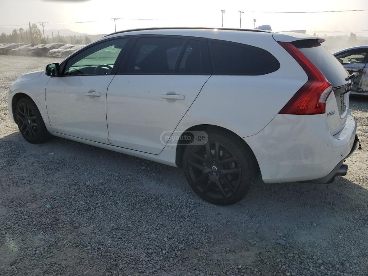 Volvo V60 2018 — photo 2