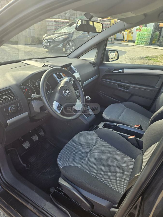 Opel Zafira 2013 — photo 2