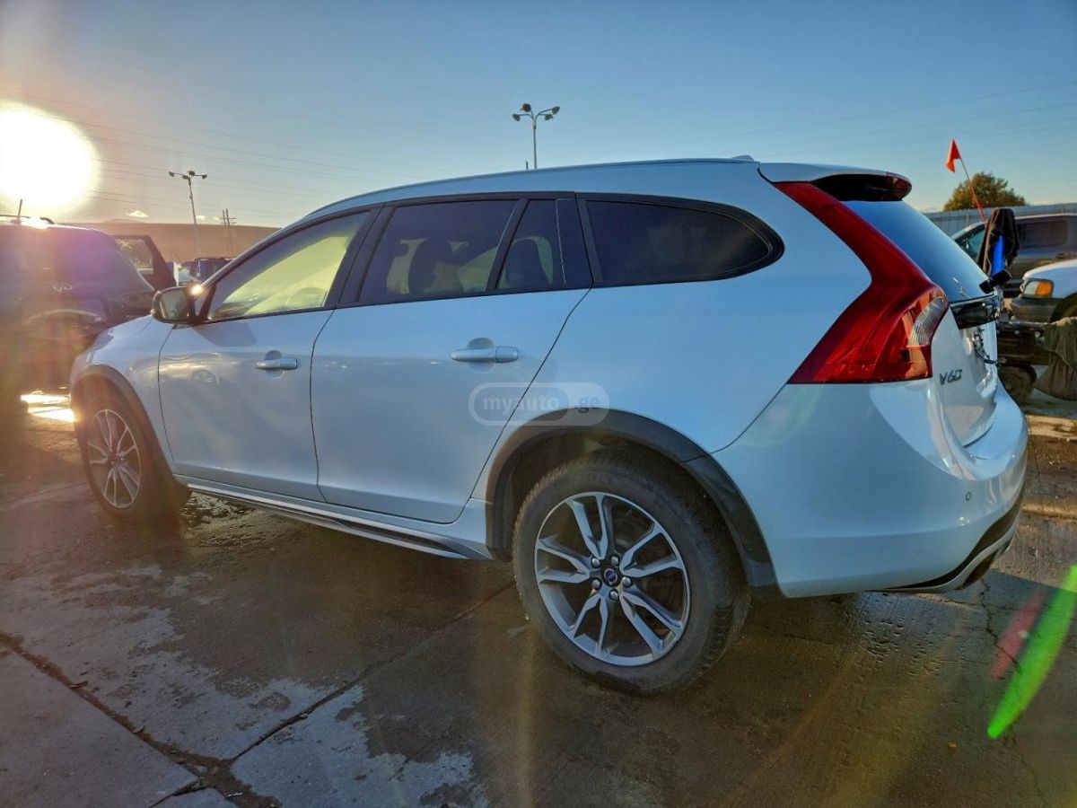 Volvo V60 2015 — photo 2