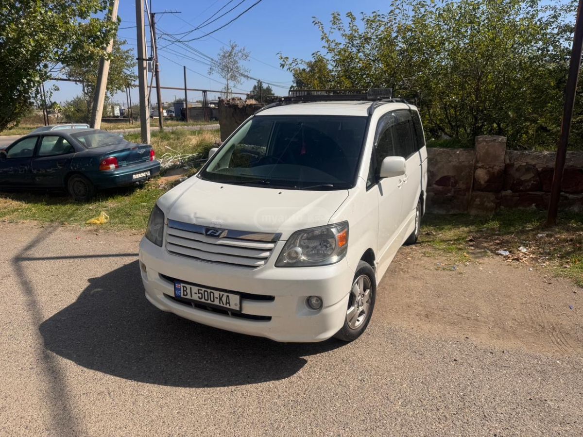 Toyota Noah 2002 — photo 2