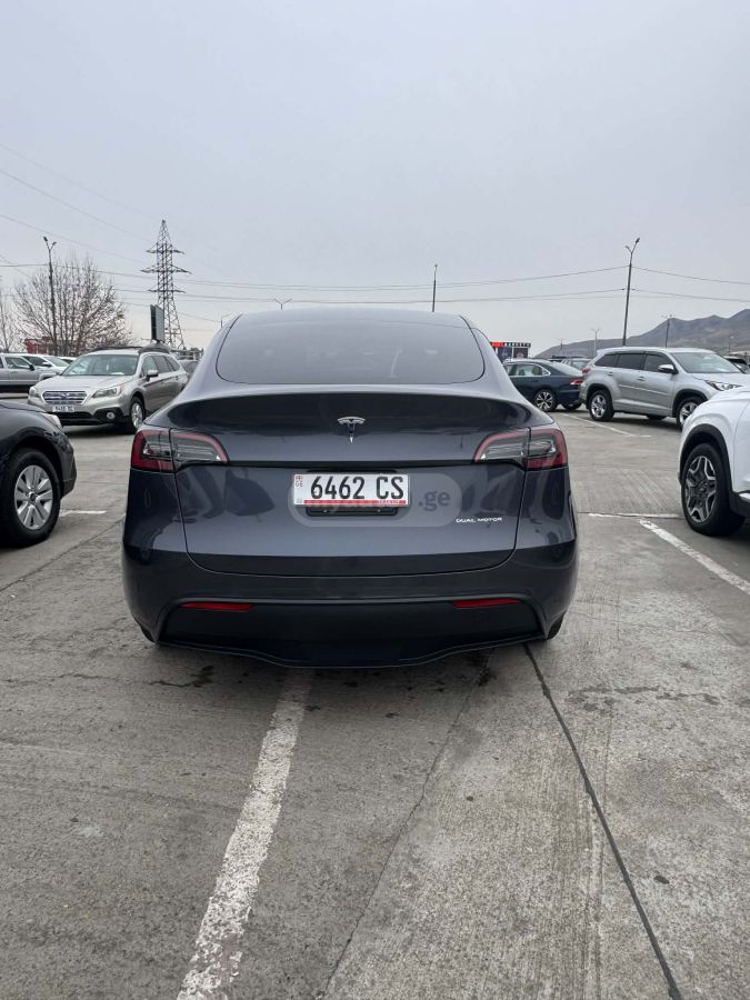 Tesla Model Y 2023 — photo 2