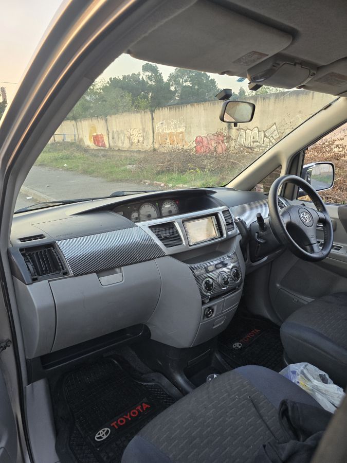 Toyota Voxy 2003 — photo 2