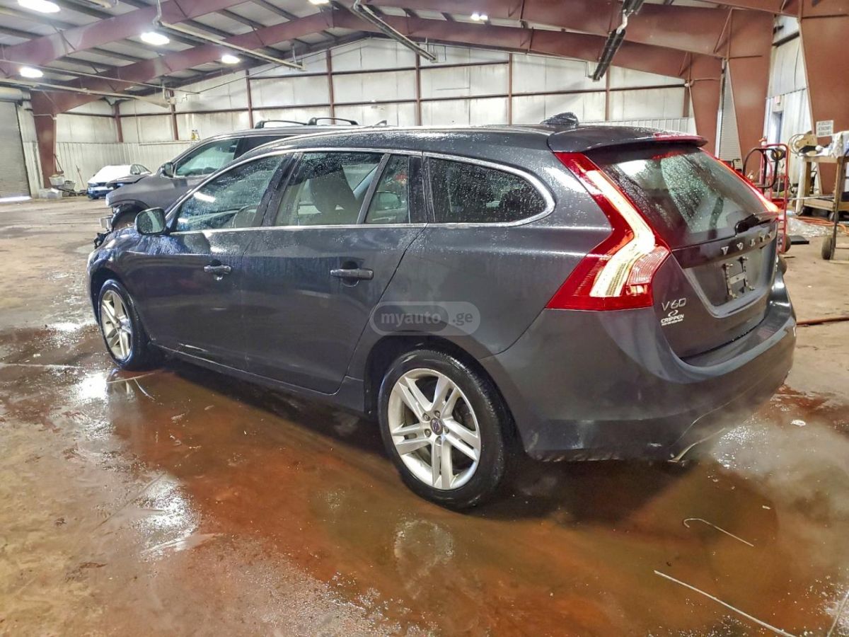 Volvo V60 2015 — photo 2