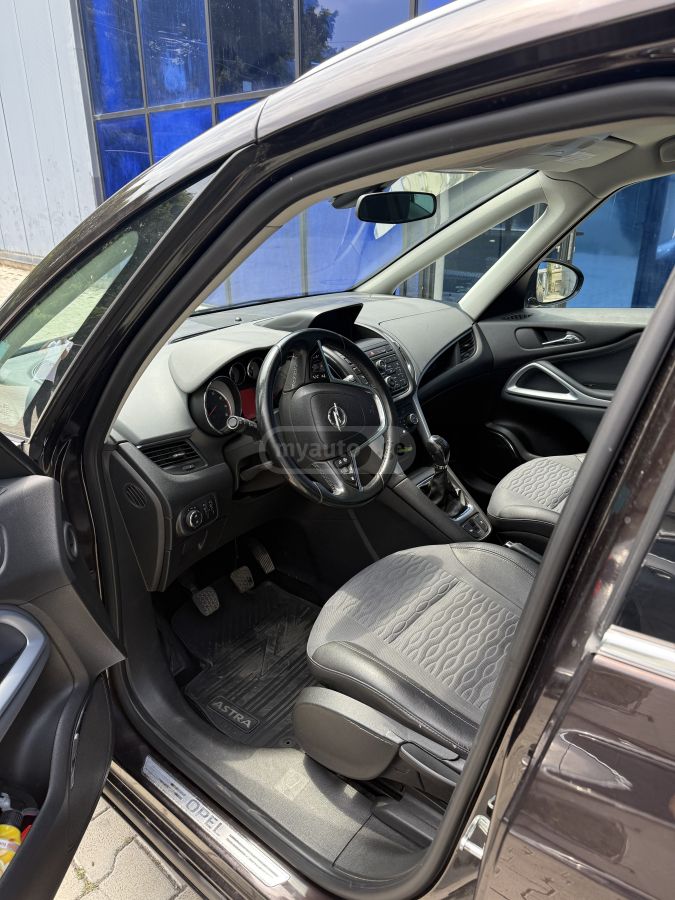 Opel Zafira 2012 — photo 2