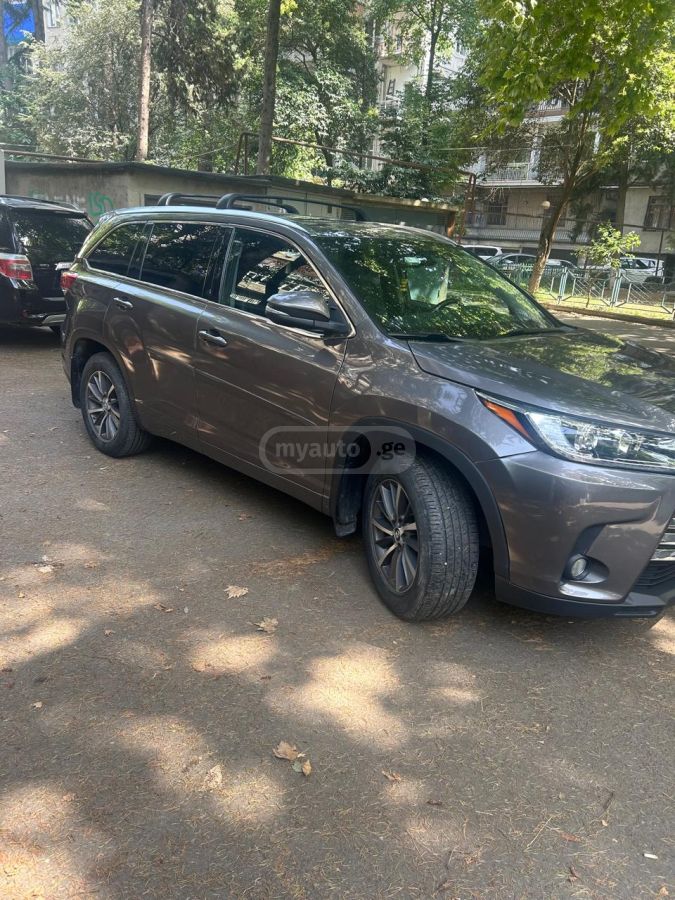 Toyota Highlander 2018 — photo 2