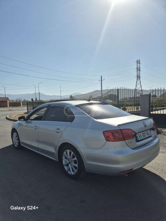 Volkswagen Jetta 2013 — photo 2
