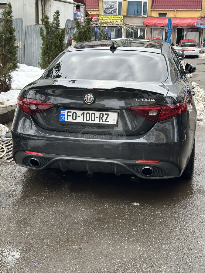 Alfa Romeo Giulia 2018 — photo 2