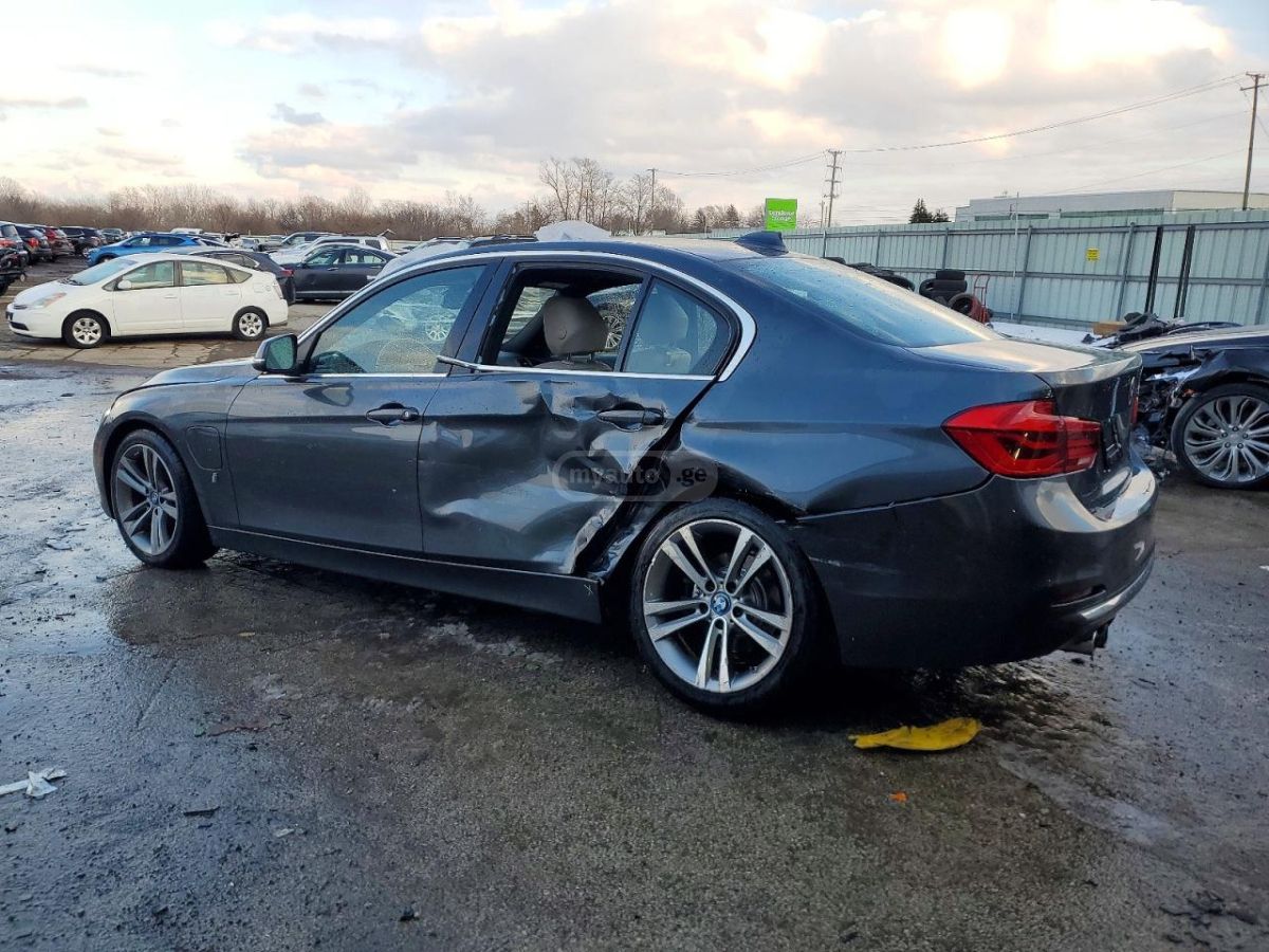 BMW 330 2018 — photo 2