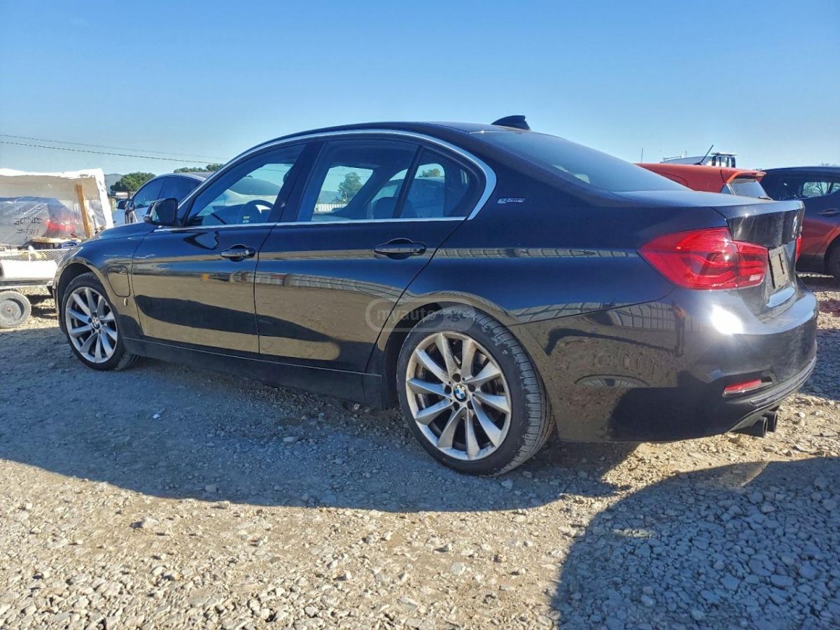 BMW 330 2018 — photo 2
