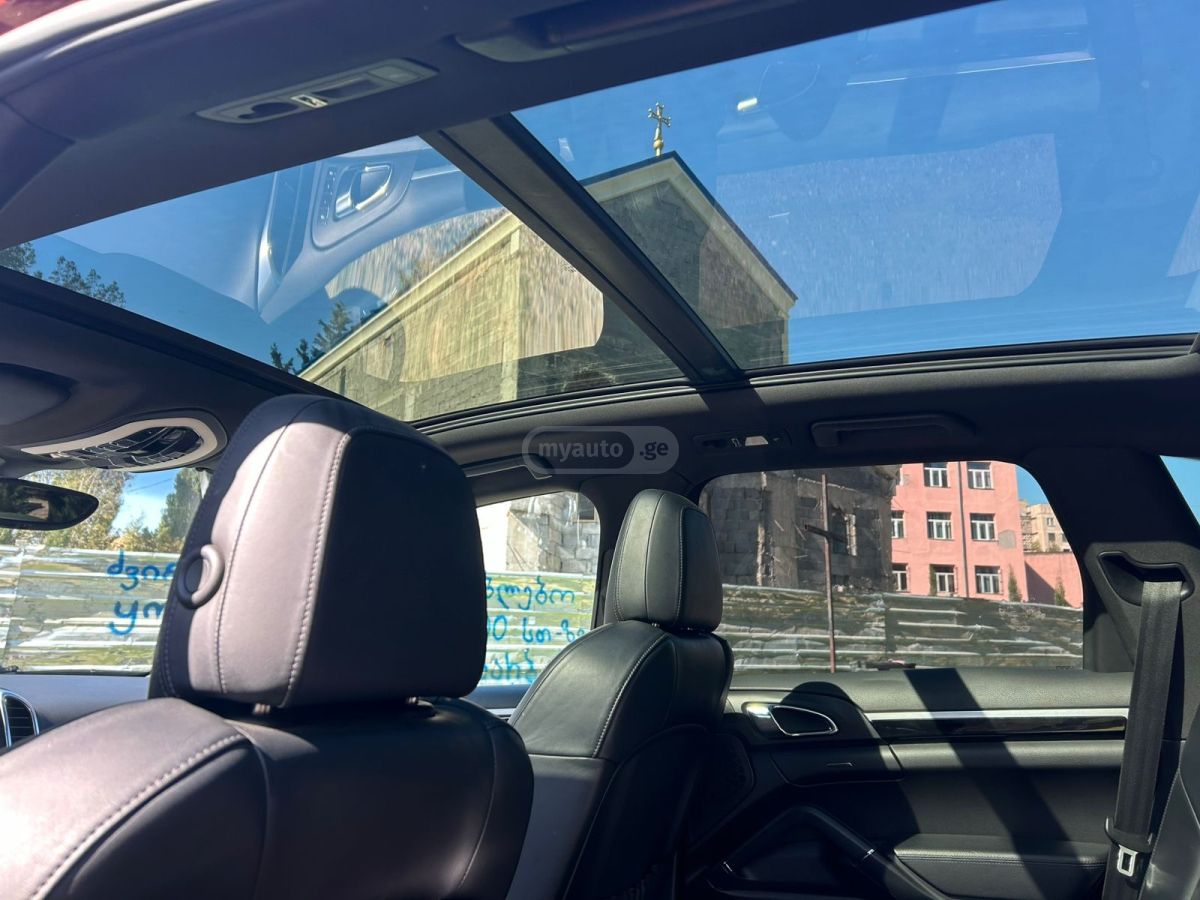 Porsche Cayenne 2012 — photo 2