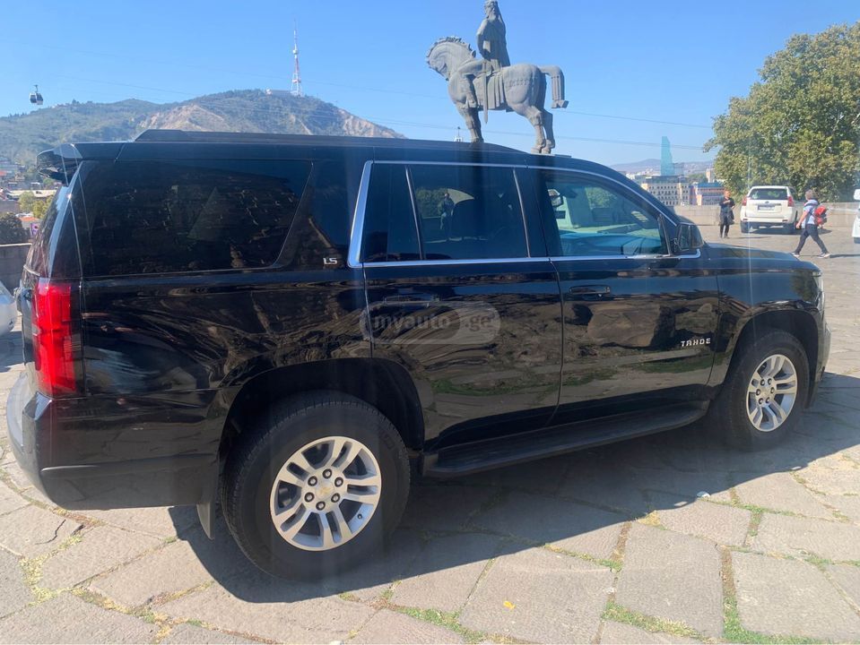 Chevrolet Tahoe 2019 — photo 2