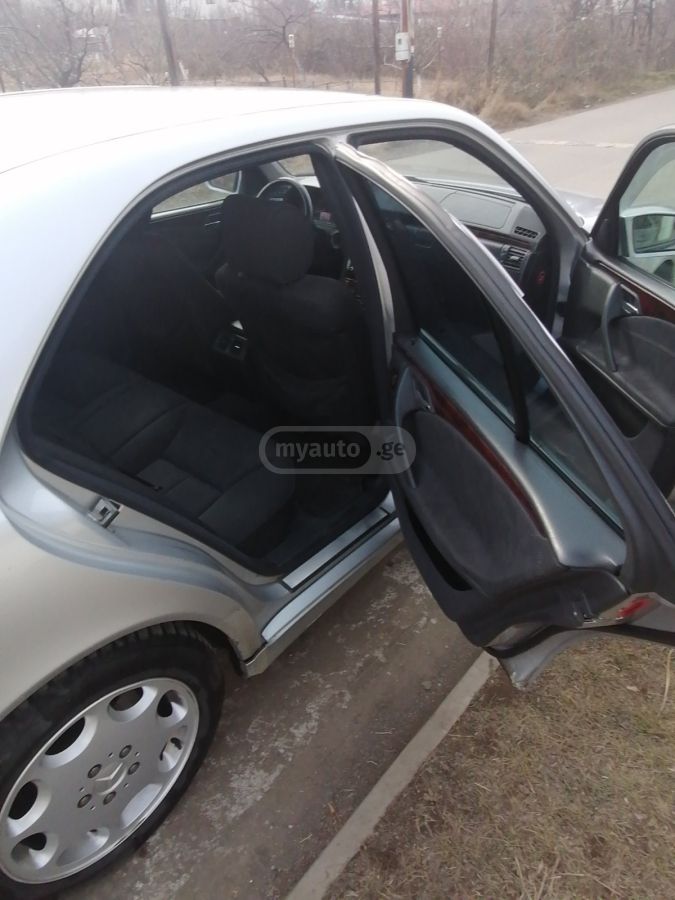 Mercedes-Benz E 320 2000 — photo 2