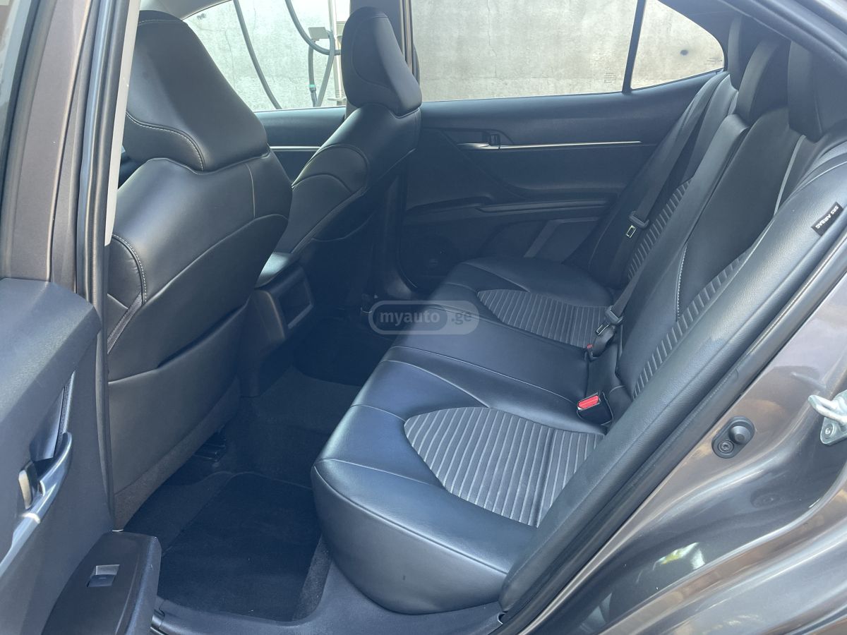 Toyota Camry 2021 — photo 2