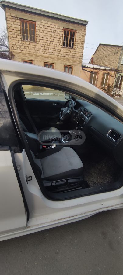 Volkswagen Jetta 2010 — photo 2