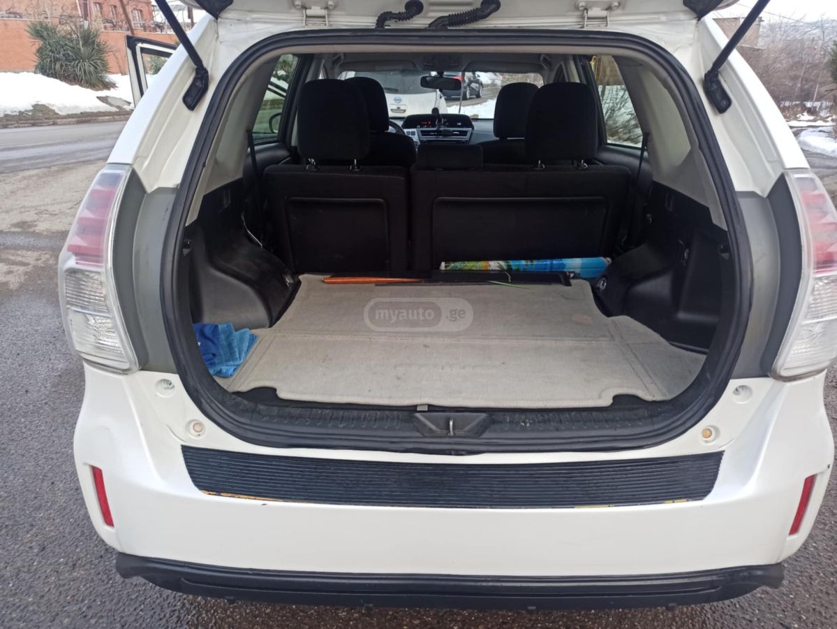 Toyota Prius V 2015 — photo 2