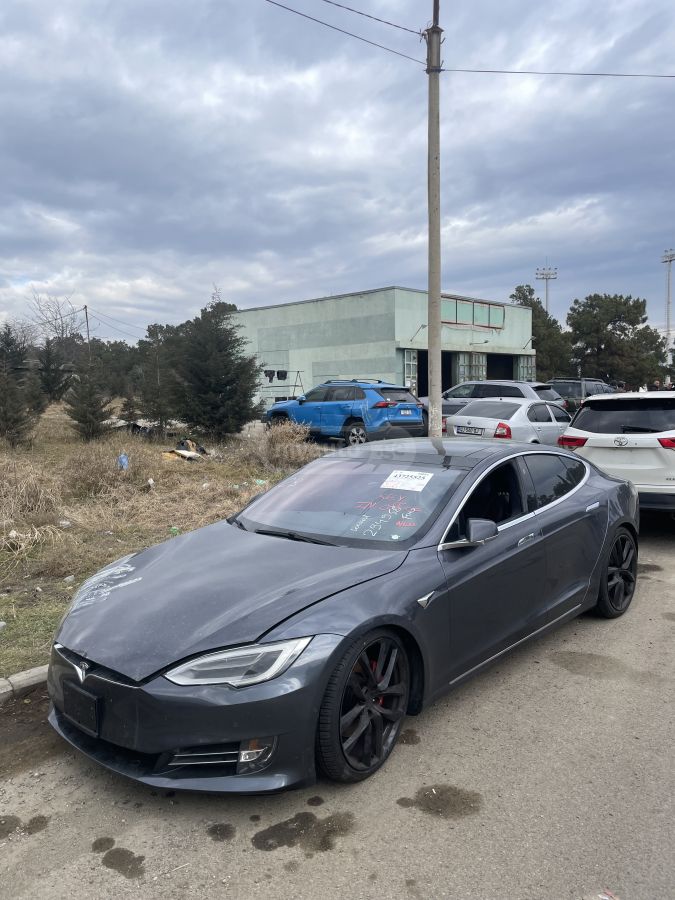 Tesla Model S 2018 — photo 2