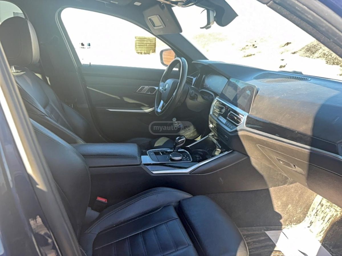 BMW 330 2019 — photo 2