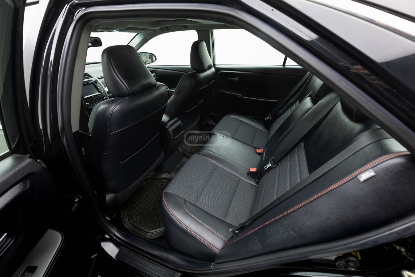 Toyota Camry 2017 — photo 2