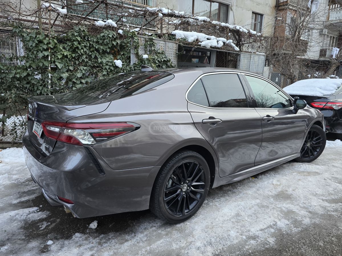 Toyota Camry 2022 — photo 2