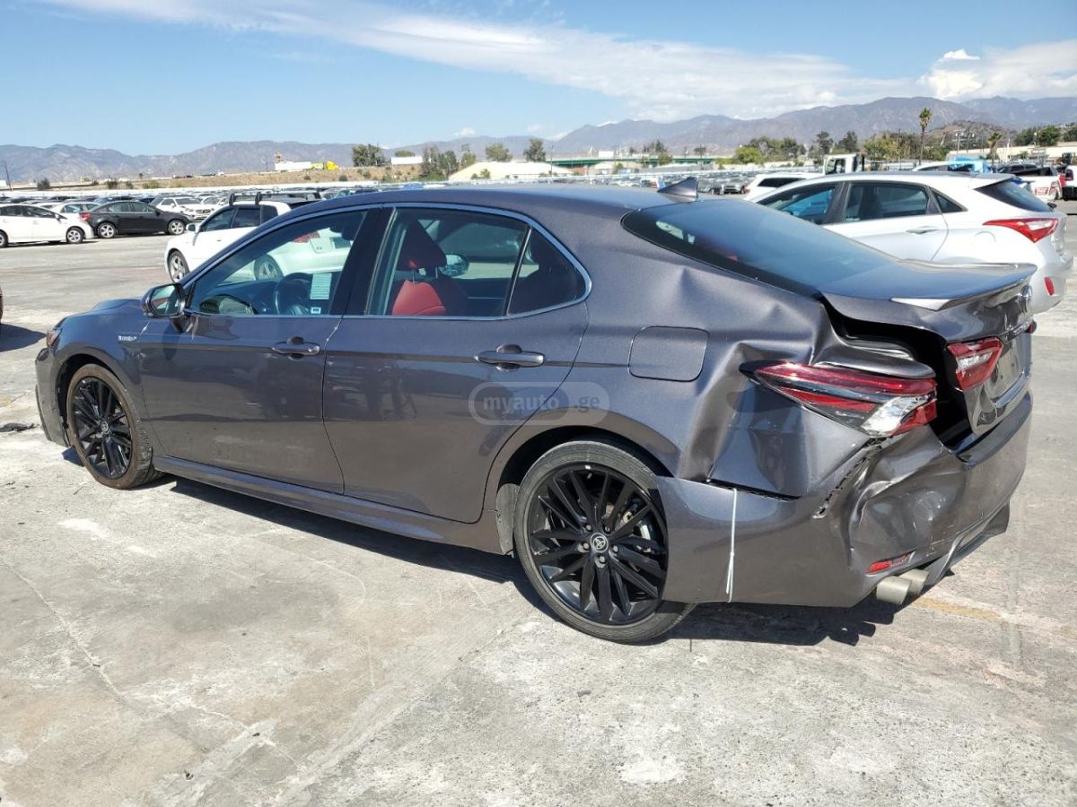 Toyota Camry 2021 — photo 2