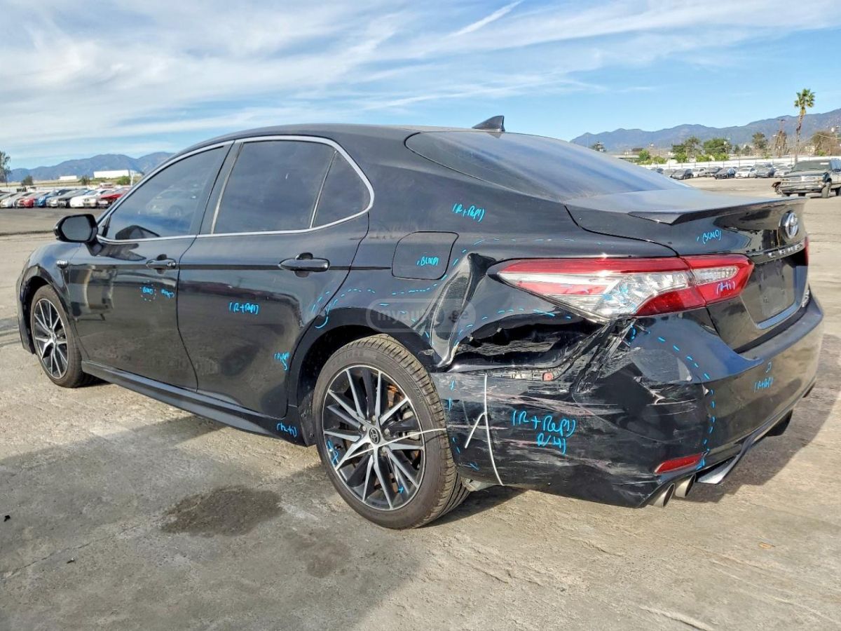 Toyota Camry 2021 — photo 2