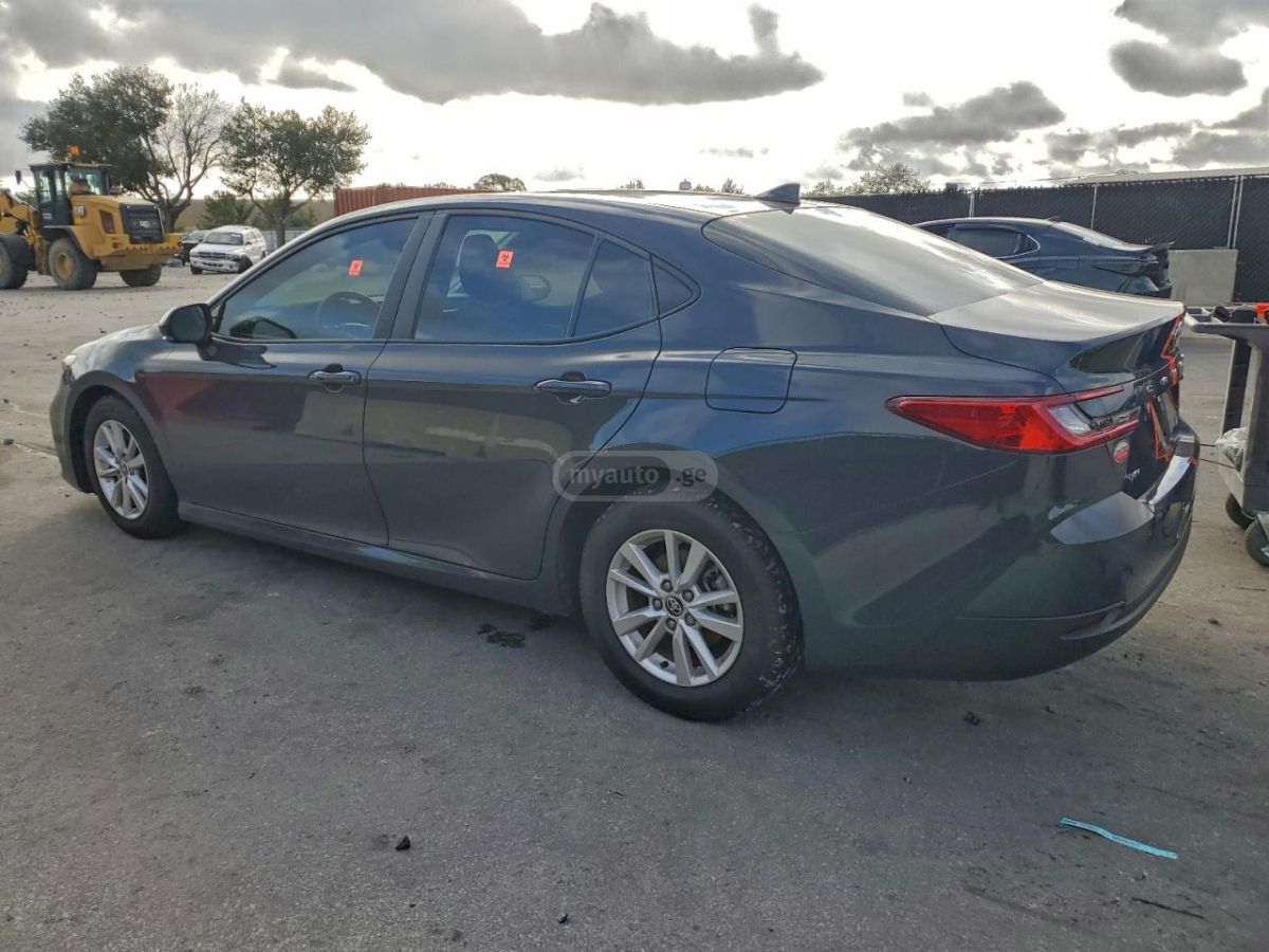 Toyota Camry 2025 — photo 2