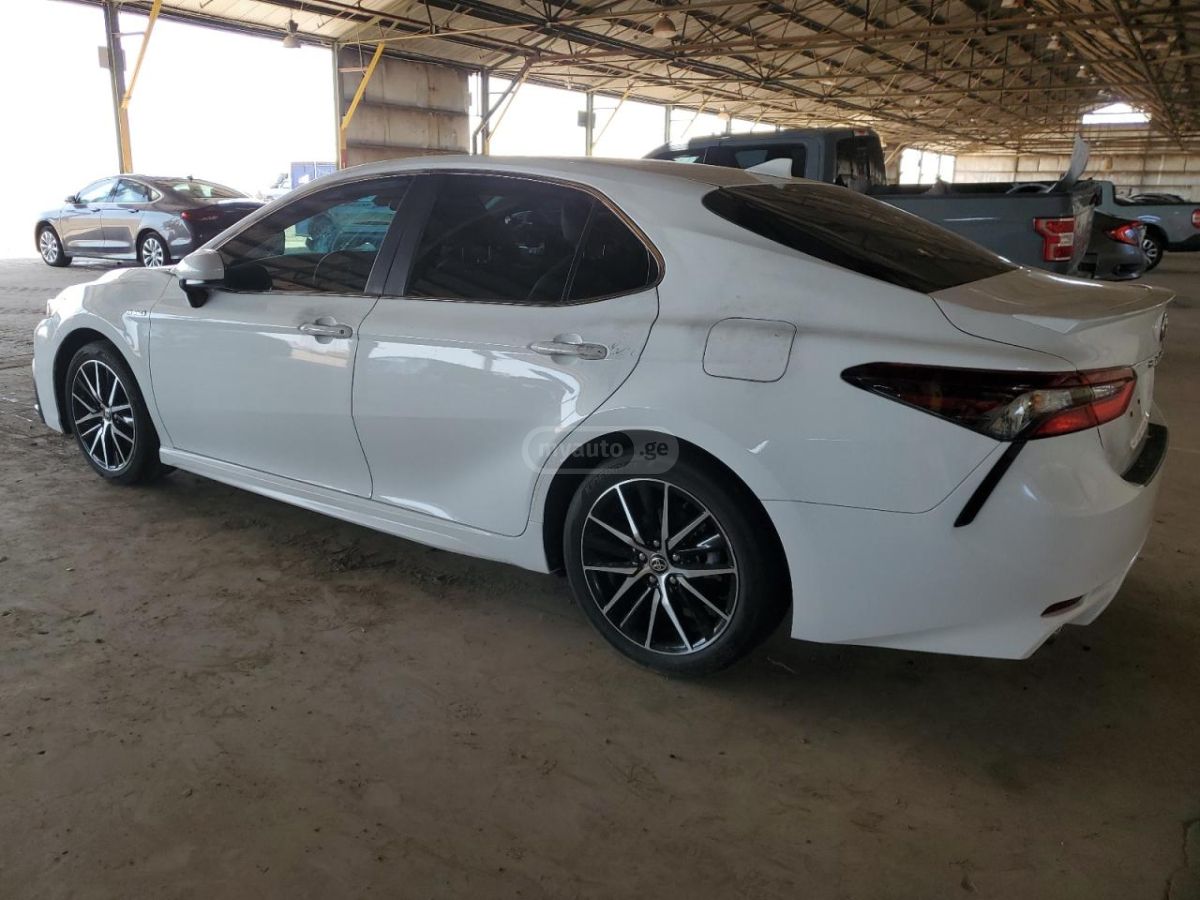 Toyota Camry 2021 — photo 2