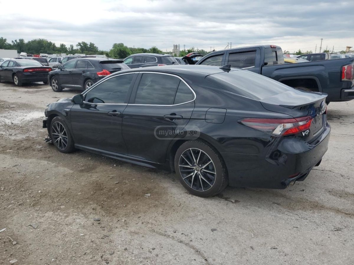 Toyota Camry 2021 — photo 2