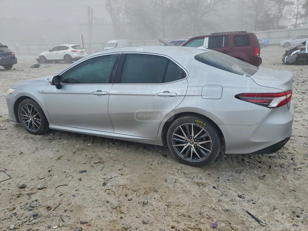 Toyota Camry 2021 — photo 2