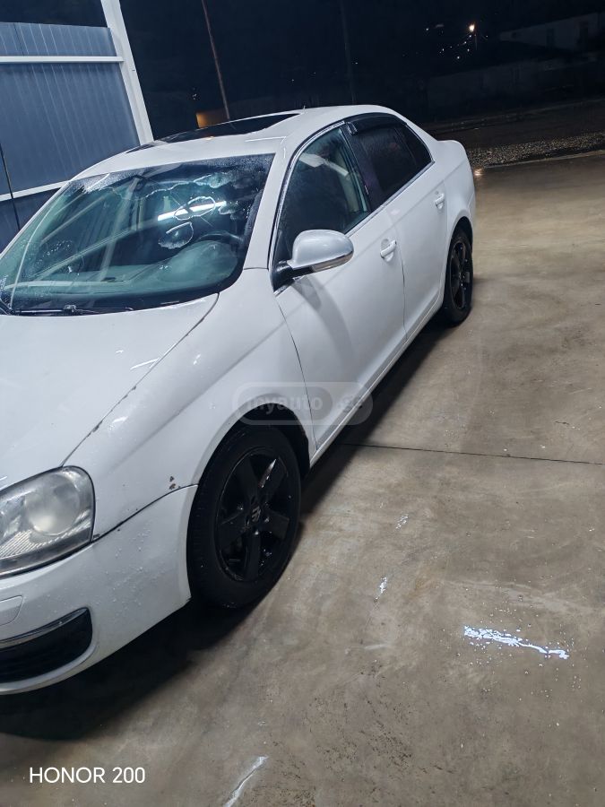Volkswagen Jetta 2009 — photo 2