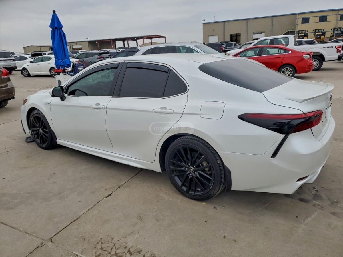 Toyota Camry 2021 — photo 2