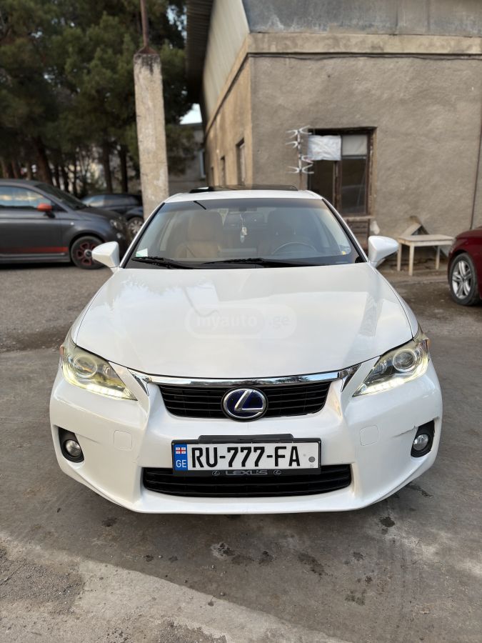 Lexus CT 200 h 2011 — photo 2