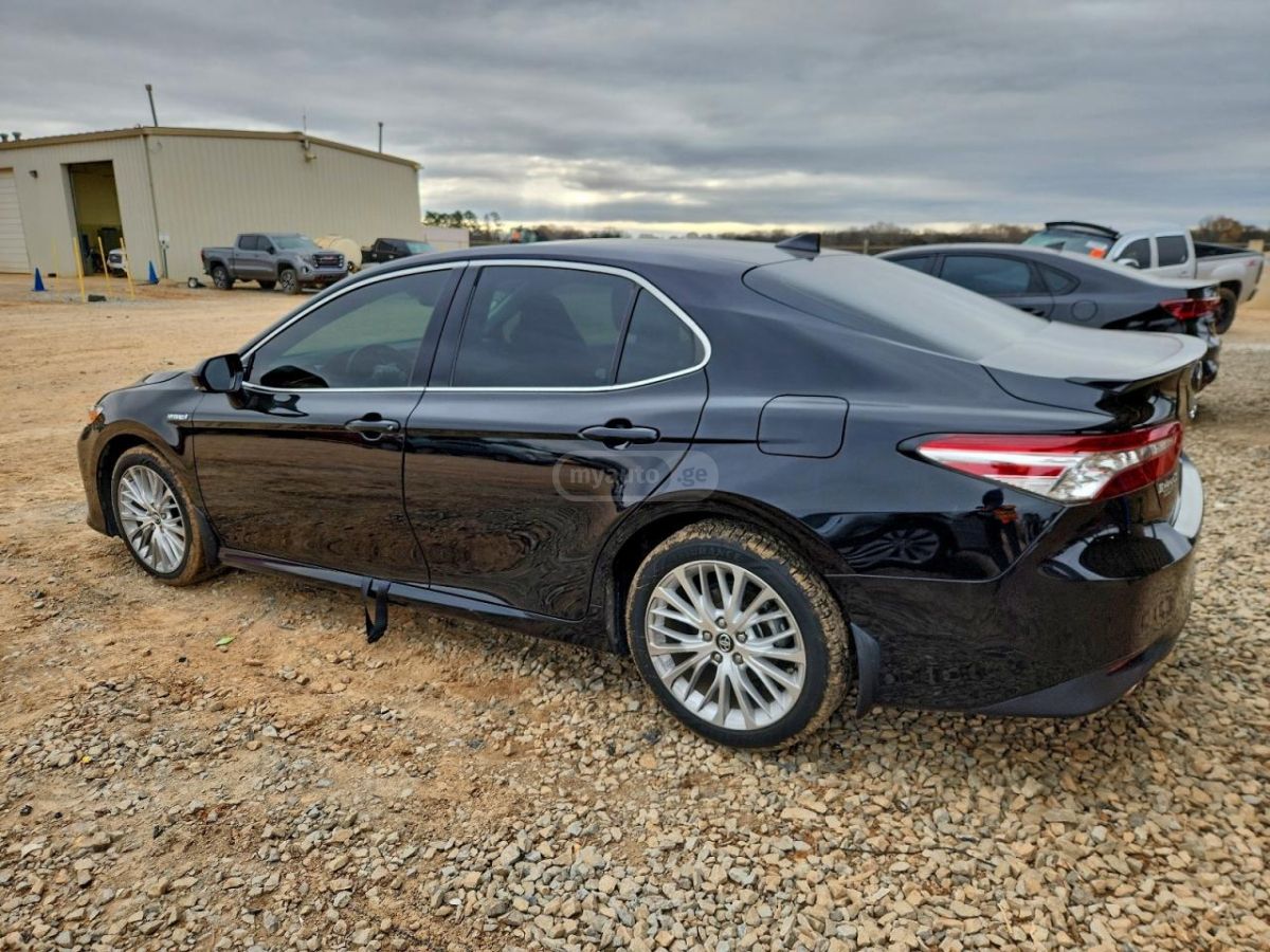 Toyota Camry 2020 — photo 2