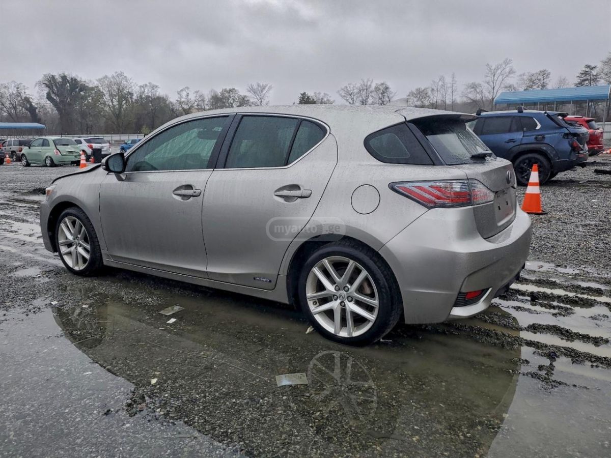 Lexus CT 200 h 2017 — photo 2
